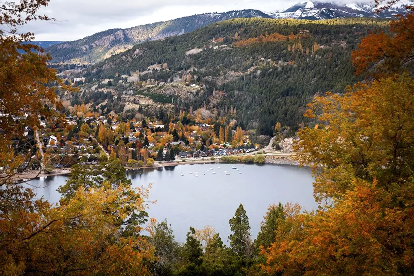 Lago en otoño cerca de San Martín de los Andes